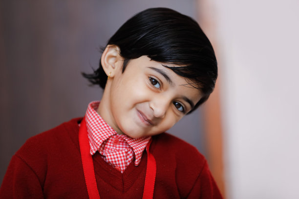 穿着校服的印度小女孩，表情丰富图片下载