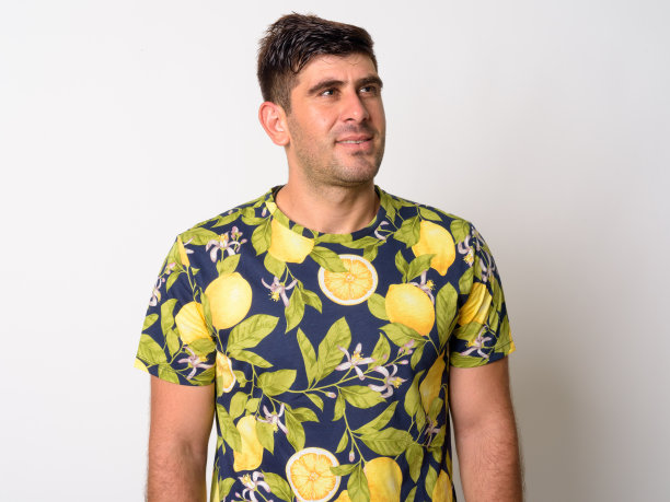 思考并抬头的年轻波斯男子图片下载