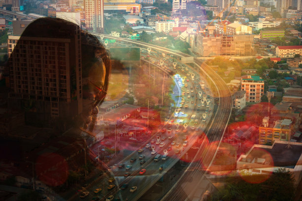 多张曝光照片，年轻的亚洲女子坐在那里看她的手机，在高速公路和城市景观的高度，指向一辆汽车。图片下载