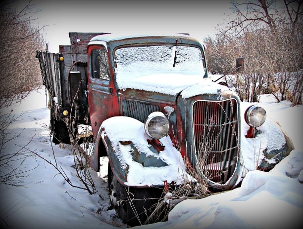 20世纪40年代的谷物卡车冬天被雪覆盖的照片图片下载