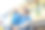 马来西亚槟城乔治城老城的老房子背景中的爸爸和儿子图片下载