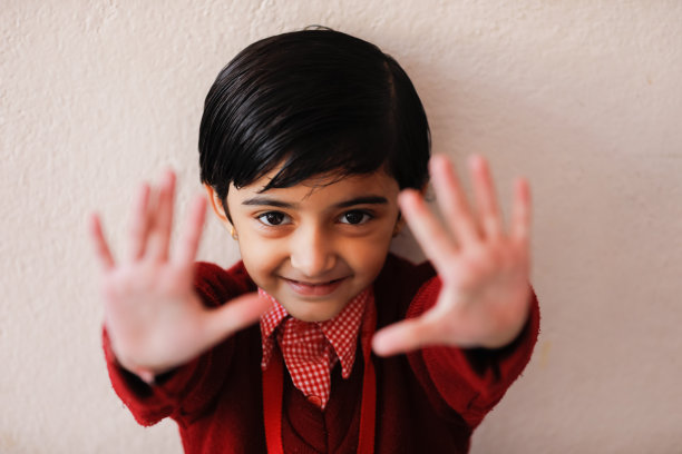 穿着校服的印度小女孩，表情丰富图片下载