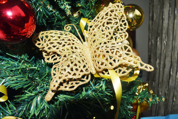 圣诞树上美丽的蝴蝶装饰图片下载