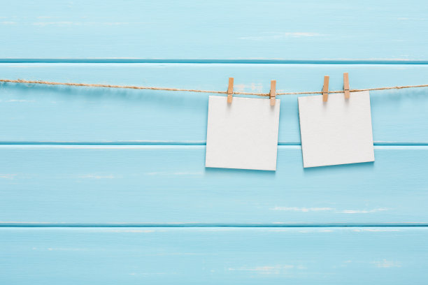白色空白卡片上的绳子，蓝色木制背景图片下载