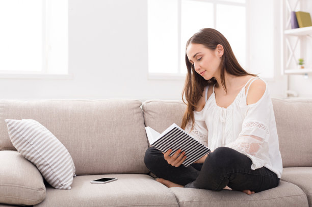 年轻女子在读她的笔记图片下载