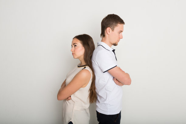 分手后，心烦的夫妻背靠背吵架图片下载