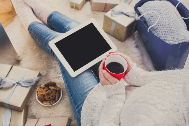 女人用平板电脑在线购物，俯视图图片下载