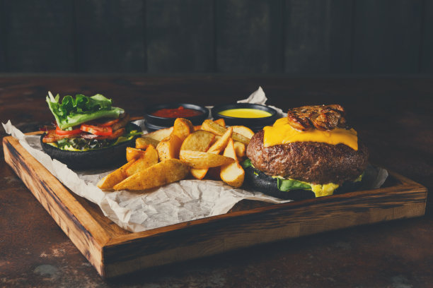 用木托盘带走汉堡菜单图片下载