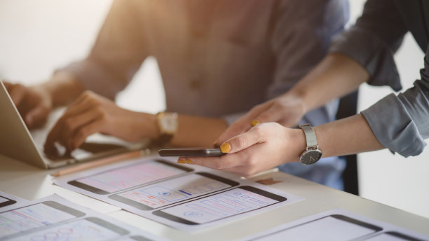 UI图形设计师展示智能手机模板创意的局部照片图片下载