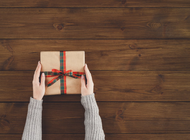 圣诞礼物在棕色的木头背景图片下载