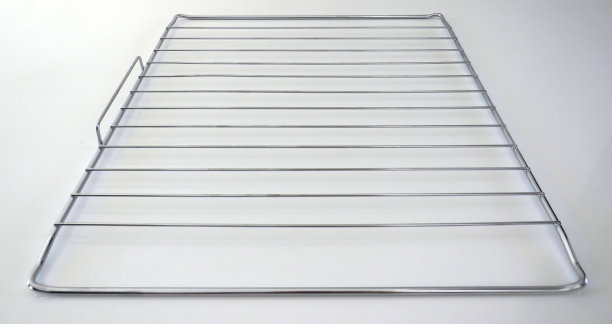 不锈钢烘烤架隔离在白色背景上。钢丝架的特写。图片下载
