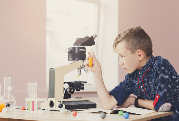 干教育。做化学研究的少年图片下载