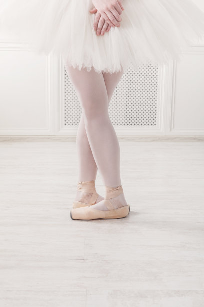 芭蕾舞者的腿在第五位置靠近图片下载
