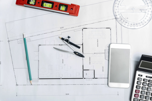 蓝图上的测量工具和分隔器或圆规俯视图，建筑概念图片下载