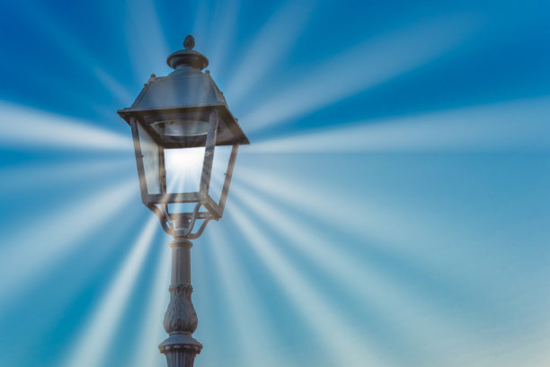 旧路灯发出的神奇光束图片下载