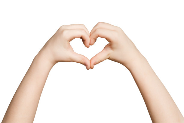 心形由孩子双手孤立在白色图片下载