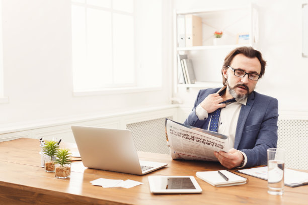 商人在报纸上看到坏消息图片下载