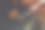 在户外专业烧烤上烤牛排的男人图片下载