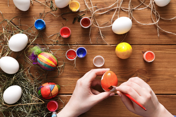 画五彩缤纷的复活节彩蛋，俯视图上的木头图片下载
