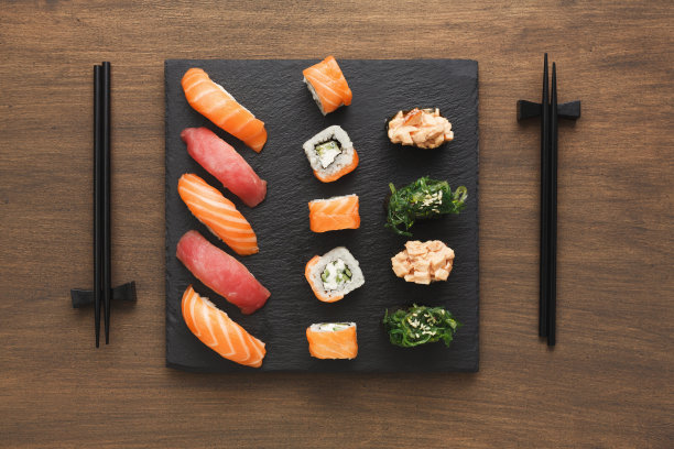 顶视图套寿司maki和卷茶壶附近图片下载