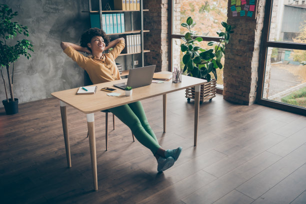 完整的长度照片和平的非洲裔美国女孩完成她的创业工作报告坐在桌子伸展双手梦幻的周末穿着休闲风格的衣服在阁楼工作办公室图片下载
