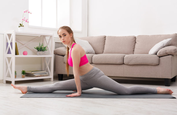 女子训练猴子姿势瑜伽图片下载