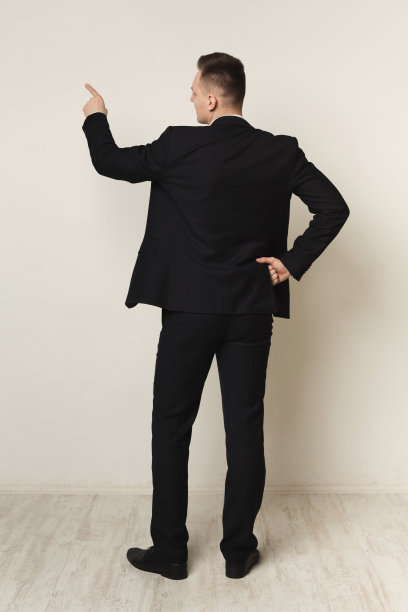 商人在空墙上写后视图图片下载