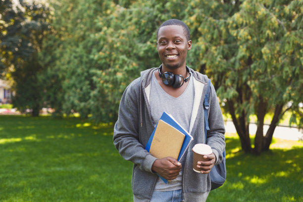 非裔美国学生在公园里看书图片下载