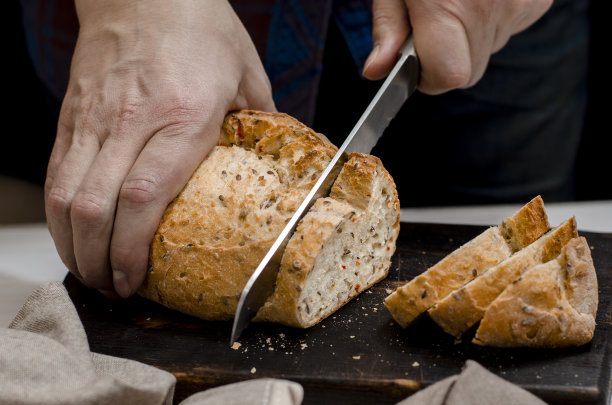 男人双手切自制面包图片下载