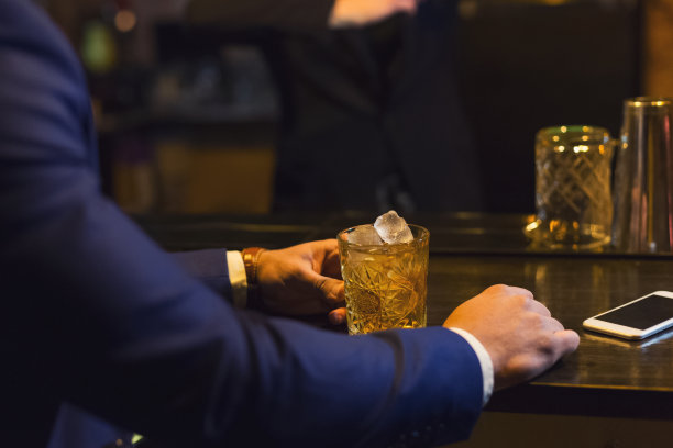 在酒吧里喝威士忌的商人图片下载