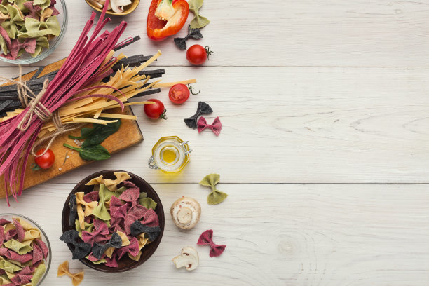 各色的意大利面碗放在白色的木头上，俯视图图片下载