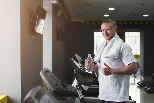 男性健美运动员锻炼后喝水图片下载