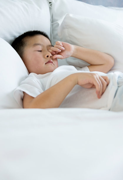 小男孩躺在床上图片下载