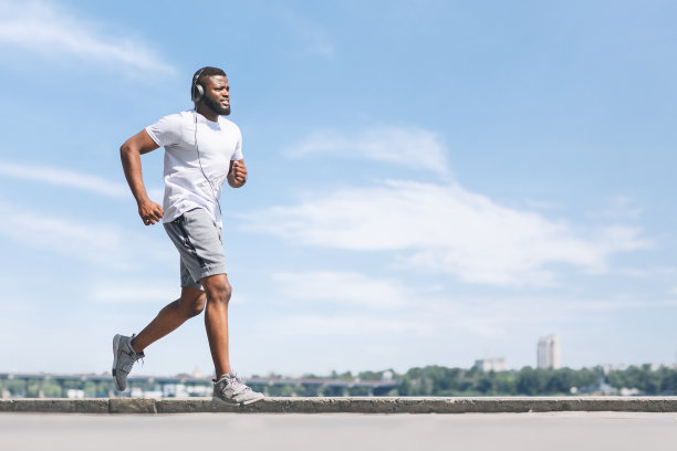 在城市河边的户外慢跑的黑人图片下载