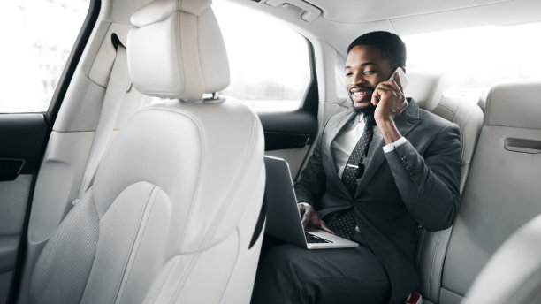 非洲裔商人在车里用笔记本电脑工作图片下载