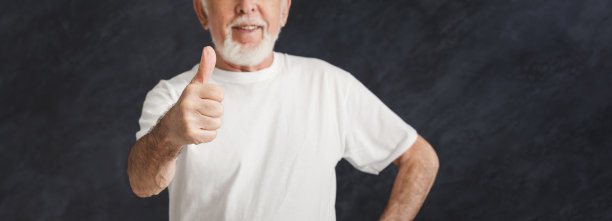 快乐的老人穿着运动服，双手交叉图片下载