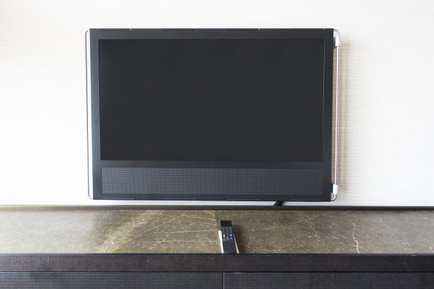 墙上有远程控制面板的平板电视图片下载