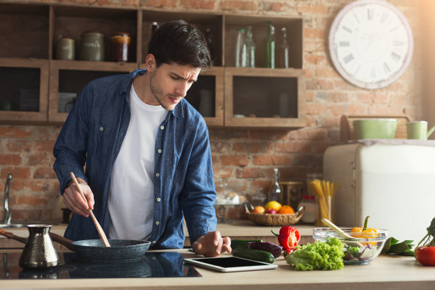 快乐的人在厨房准备健康的食物图片下载