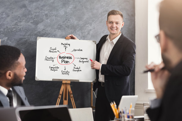 商人向他的同事展示商业计划图片下载