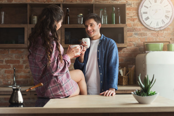 一对夫妇在阁楼厨房里喝咖啡图片下载