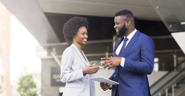 两个同事带着数字平板电脑，讨论新的户外项目图片下载