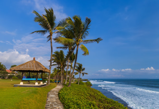 海滩附近的塔纳Lot寺庙-印度尼西亚巴厘岛图片下载