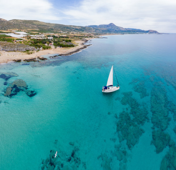 航拍全景无人机俯视图照片的帆船航行在地中海爱琴海岛屿克里特岛希腊图片下载