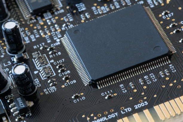 电子器件中电子元件的照片，以黑色微芯片为主要对象图片下载