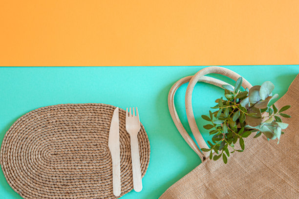 环保，一次性，可回收餐具上的彩色背景。图片下载