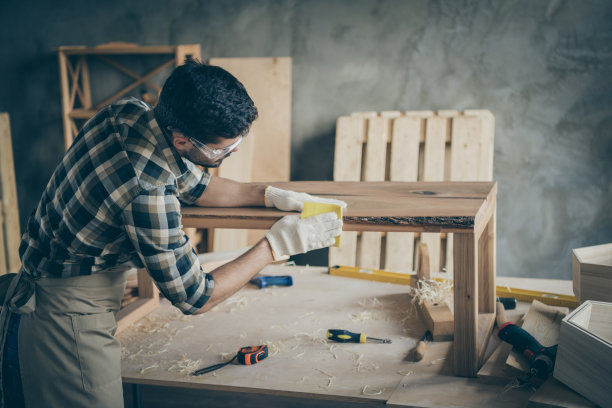 聚焦工头的侧面照片恢复平板桌子抛光光滑雕刻木制表面在家庭住宅车库图片下载