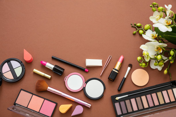 在棕色背景下使用天然化妆品图片下载