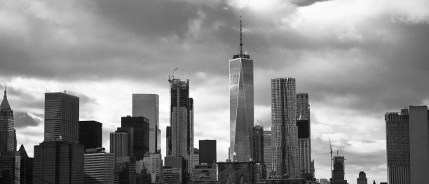 在阴云密布的天空下，纽约曼哈顿的天际线一片空白图片下载