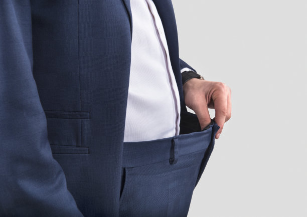 在灰色背景下，无法辨认的人正在减肥图片下载