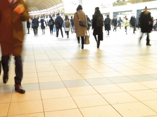 在车站过道里通勤图片下载